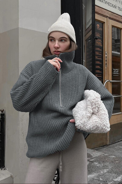 Оверсайз свитер с молнией на воротнике антрацитового цвета MG1946 - 17