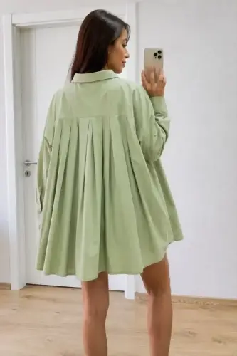 Oversize рубашка из поплина с карманами и разрезами — Зеленая - 2