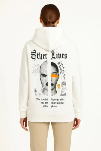 Oversize Üç İplik Şardonlu Kapüşonlu Sweatshirt – Beyaz “Other Lives” Ön Ve Arka Baskılı, Kanguru Cepli, Ribanalı Rahat Kışlık Model Beyaz - 3