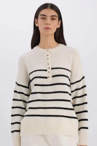 Oversize Wide Fit Buttoned Collar Knitted Sweater D4913AXNS-Ecru - 4