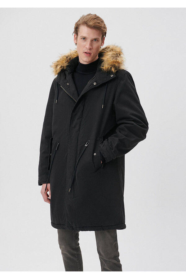 Oversized, black long parka with fur collar. 0110108-900 - 1