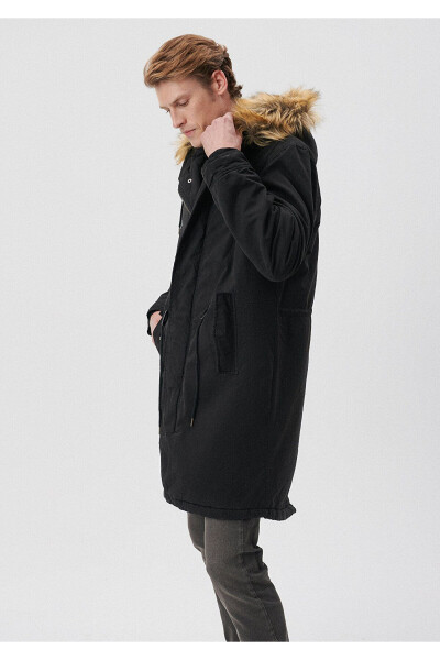 Oversized, black long parka with fur collar. 0110108-900 - 2