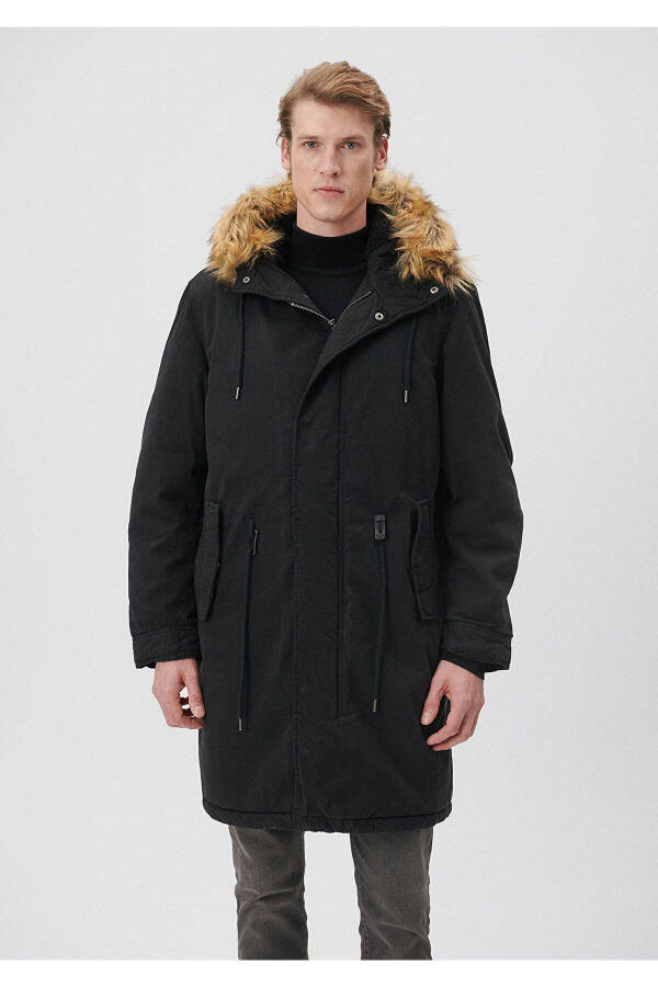 Oversized, black long parka with fur collar. 0110108-900 - 3