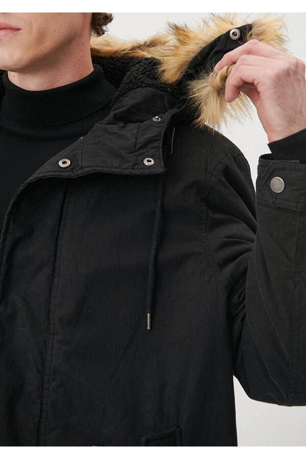 Oversized, black long parka with fur collar. 0110108-900 - 5