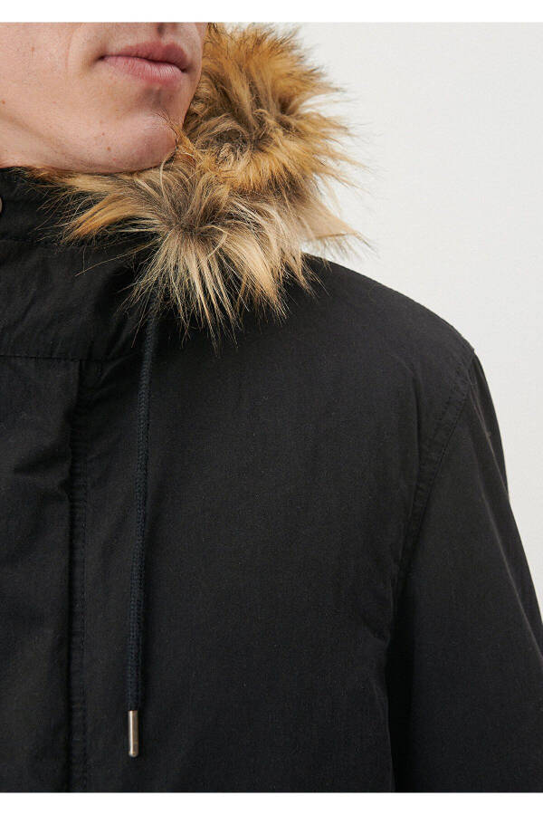 Oversized, black long parka with fur collar. 0110108-900 - 7