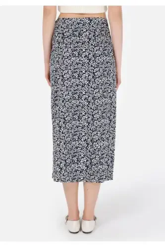 Oversized fit, floral print navy blue women's skirt. - COLIN’S (1)