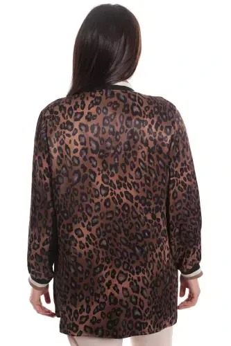 Пальто леопардовой расцветки больших размеров с коричневым воротником и полосками. - 8