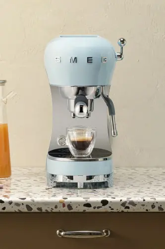 Pastel ko'k rangli espresso qahva mashinasi. - 1
