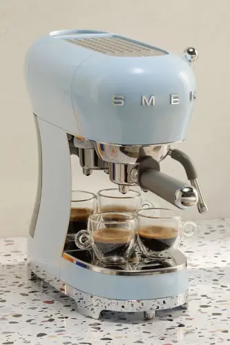 Pastel ko'k rangli espresso qahva mashinasi. - SMEG (1)