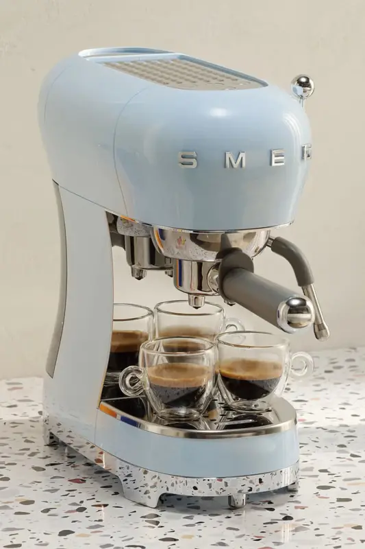 Pastel ko'k rangli espresso qahva mashinasi. - 2