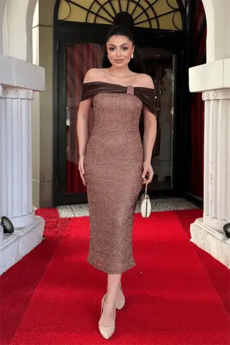 Payet Kumaş Saten Kayık Yaka Kalem Elbise - KAHVERENGİ - BÜYÜKBEDENIZ (1)