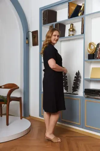 Платье большого размера с короткими рукавами на пуговицах, с поясом и карманами, черное - 3