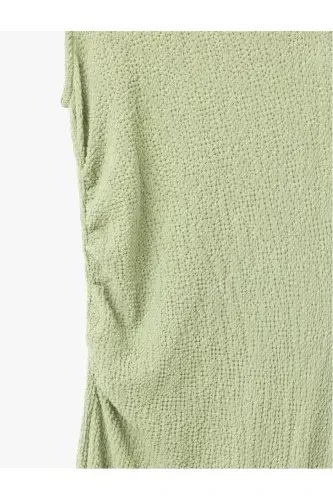 Платье длинное драпированное текстурное облегающее без рукавов с круглым вырезом, жатка - 6