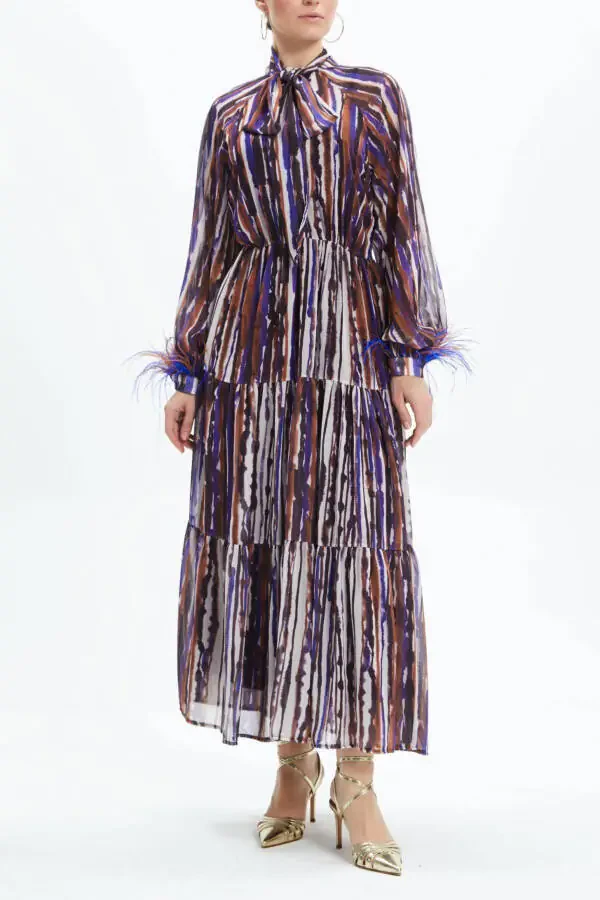 Платье длины миди с завязкой на шее и оторочкой отриш на манжетах рукавов 39098 - 1