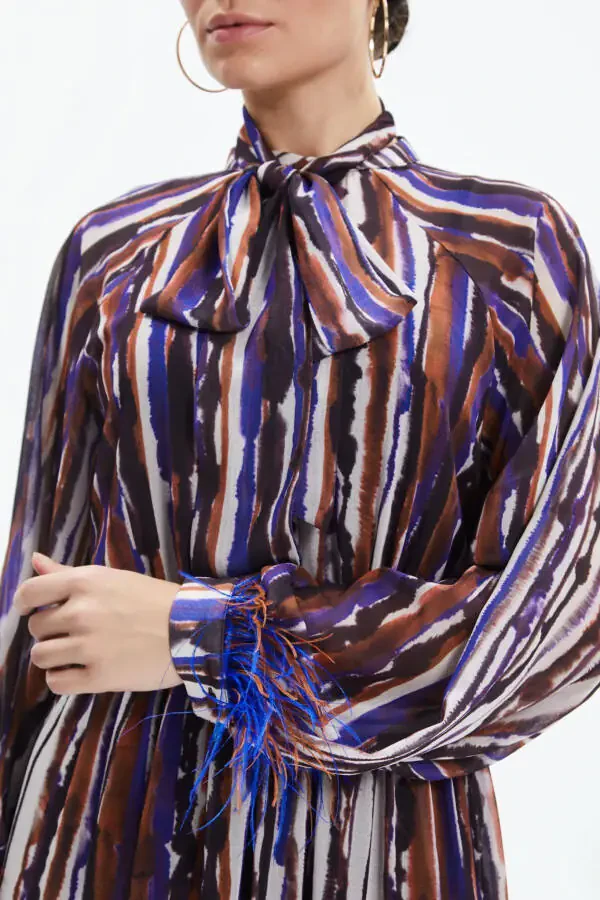 Платье длины миди с завязкой на шее и оторочкой отриш на манжетах рукавов 39098 - 2