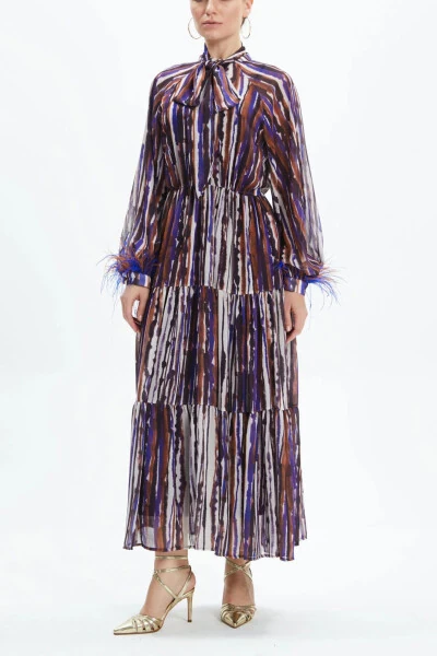 Платье длины миди с завязкой на шее и оторочкой отриш на манжетах рукавов 39098 - 3