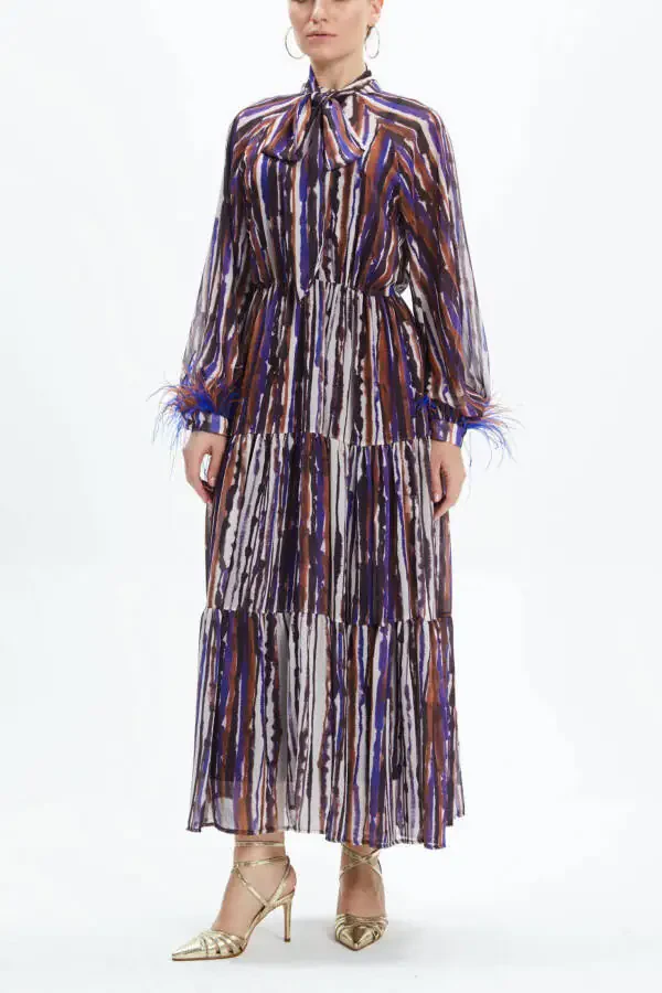 Платье длины миди с завязкой на шее и оторочкой отриш на манжетах рукавов 39098 - 3