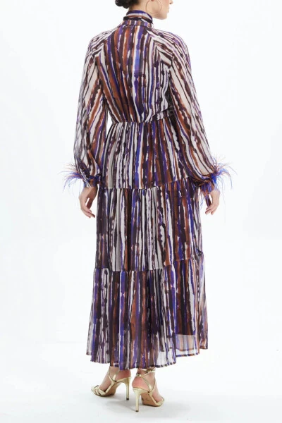 Платье длины миди с завязкой на шее и оторочкой отриш на манжетах рукавов 39098 - 4