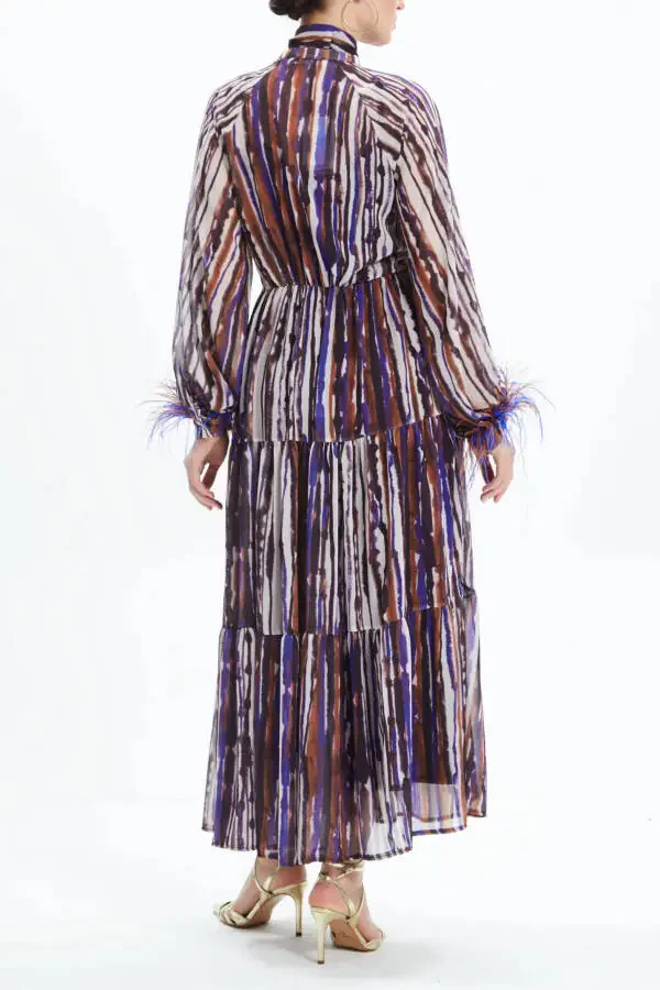 Платье длины миди с завязкой на шее и оторочкой отриш на манжетах рукавов 39098 - 4