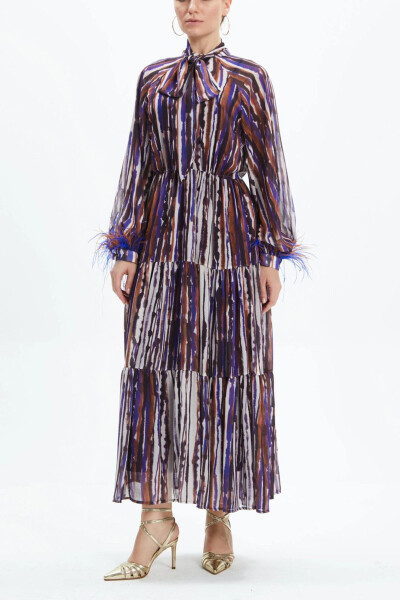 Платье длины миди с завязкой на шее и оторочкой отриш на манжетах рукавов 39098 - 3