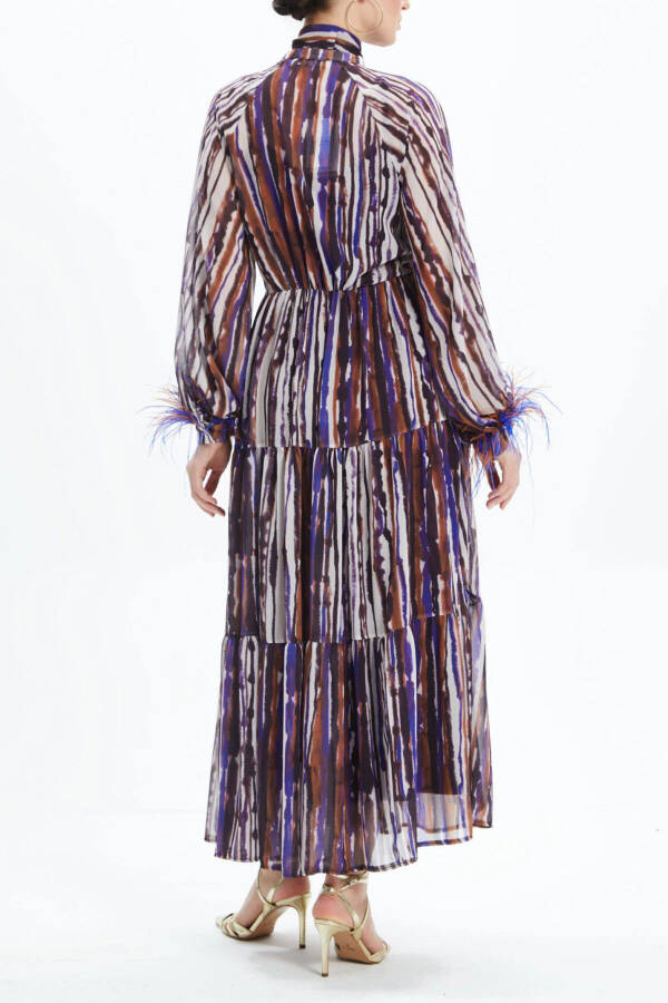 Платье длины миди с завязкой на шее и оторочкой отриш на манжетах рукавов 39098 - 4