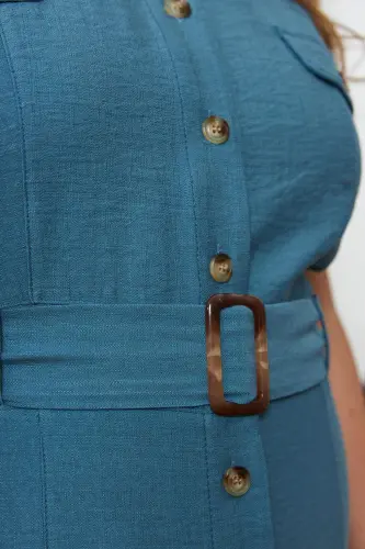 Платье индиго большого размера с короткими рукавами на пуговицах, с поясом и деталями на карманах - 5