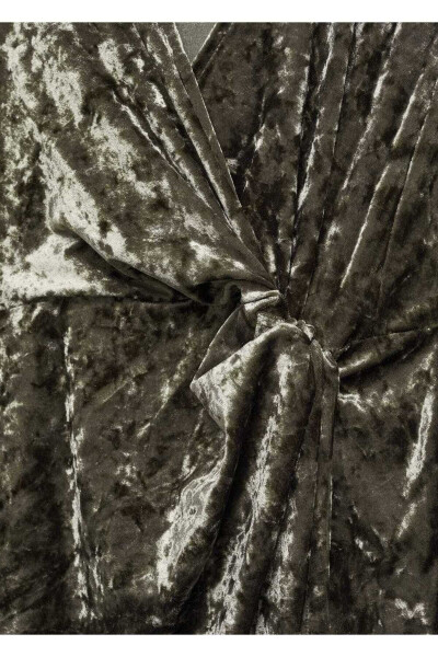 Платье из бархата с узлами - 5