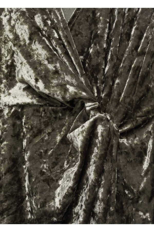 Платье из бархата с узлами - 5