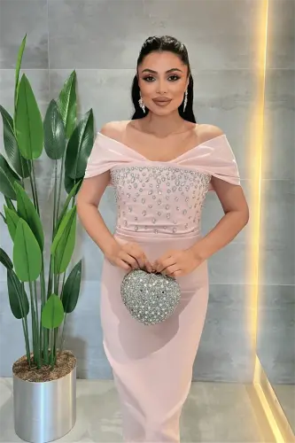 Платье-карандаш с лодочным вырезом и отделкой камнями из ткани дабл - ПУДРА - 3