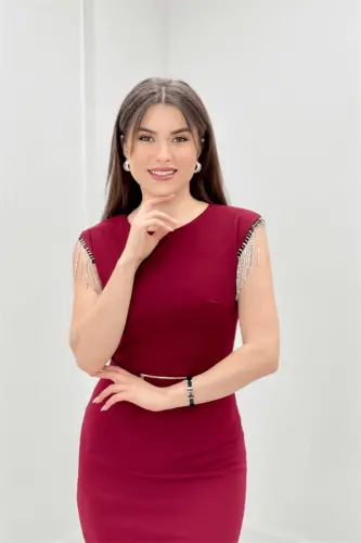 Платье-карандаш с открытыми плечами и кисточками из крепа - БОРДОВЫЙ - 3