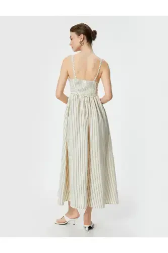 Платье-макси на бретельках, на подкладке, с карманами, со сборкой на спине, из хлопка. - 4