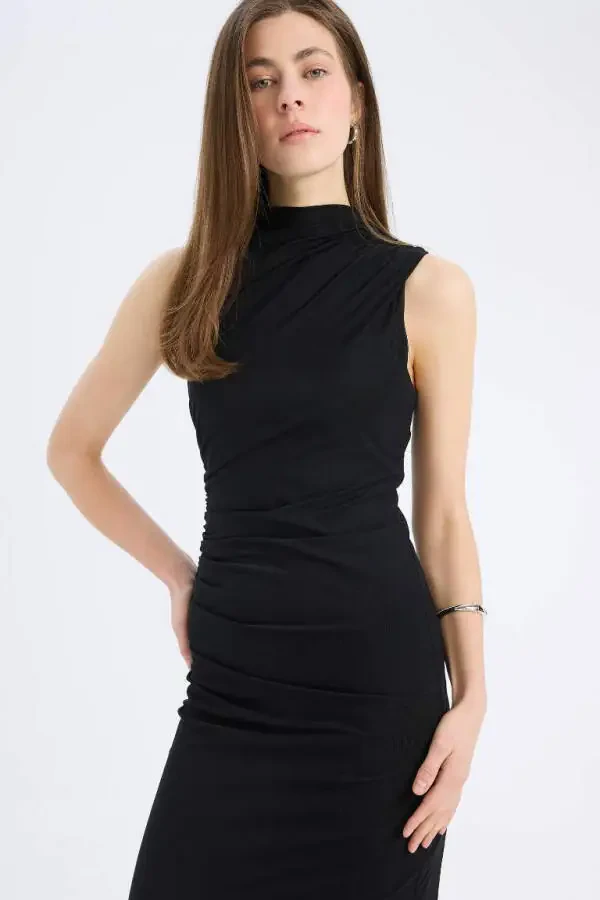 Платье-макси облегающее силуэта Bodycon с высоким воротом, сплошное простое из тюля, без рукавов, черного цвета - 4