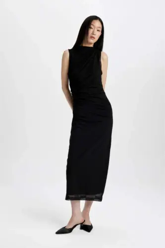 Платье-макси облегающее силуэта Bodycon с высоким воротом, сплошное простое из тюля, без рукавов, черного цвета - 1