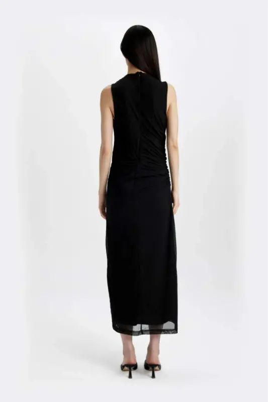 Платье-макси облегающее силуэта Bodycon с высоким воротом, сплошное простое из тюля, без рукавов, черного цвета - 8