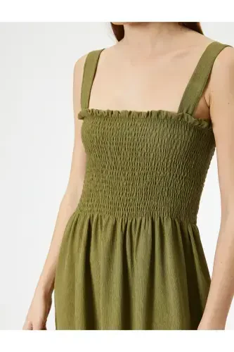 Платье миди на бретелях, с гипюровой отделкой, свободного кроя. - 5