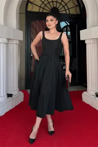 Платье миди на бретельках из блестящей ткани - ЧЕРНОЕ - BÜYÜKBEDENIZ (1)