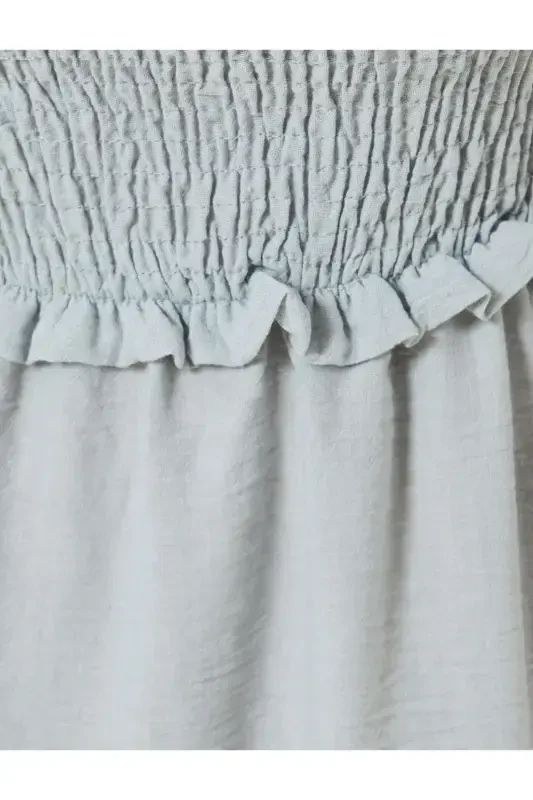 Платье миди на тонких бретелях с оборками, гипюровой и бисерной отделкой-серое - 6