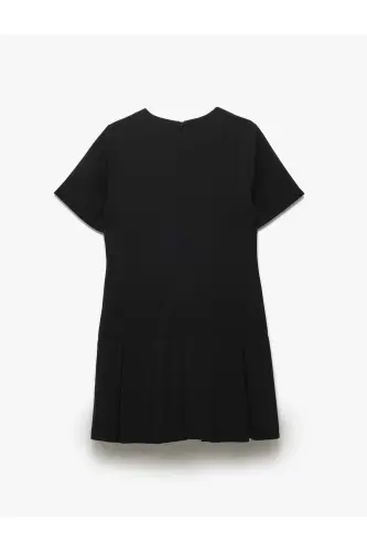 Платье мини А-силуэта с короткими рукавами, круглым вырезом, аппликацией, двумя карманами и плиссировкой. - 4