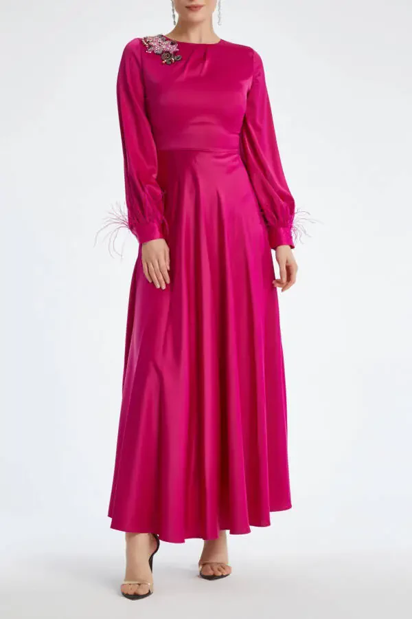ПЛАТЬЕ ПРИТАЛЕННОГО СИЛУЭТА ФУКСИИ С ЦВЕТОЧНОЙ АППЛИКАЦИЕЙ НА ПЛЕЧЕ, ВЫШИВКОЙ И ДЕТАЛЬЮ ИЗ ПЕРЬЕВ НА РУКАВАХ 37212 - 1