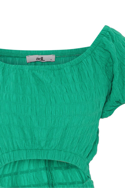 Платье с деталями на окне - 7