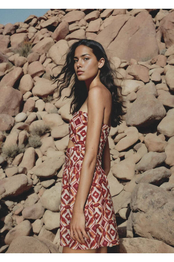 Платье с узорами и вырезами - 1