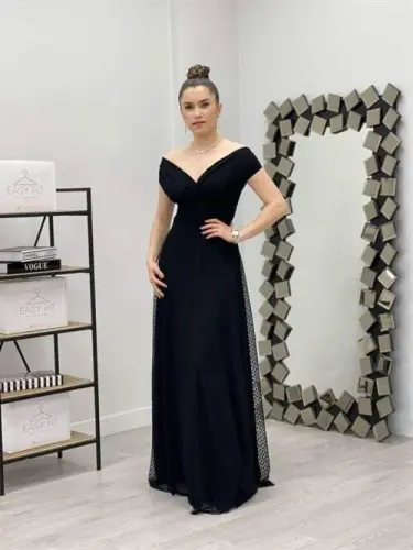 Платье с вырезом 