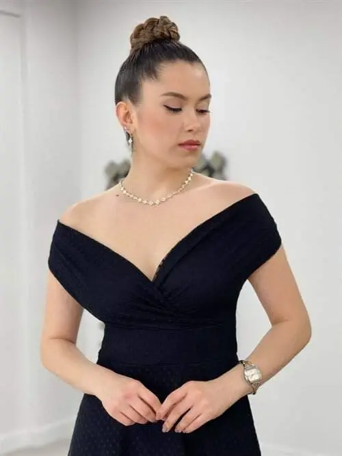 Платье с вырезом 