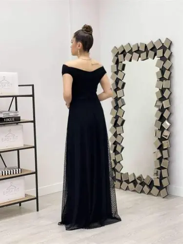 Платье с вырезом 