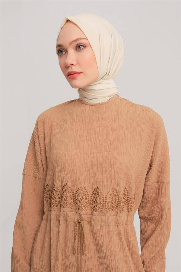 Платье с вышивкой на поясе Armine 24Y9811 Camel - 10