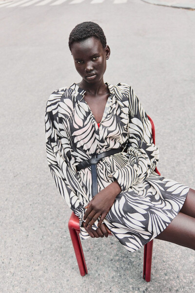 Платье свободного кроя с кружевными деталями - 2