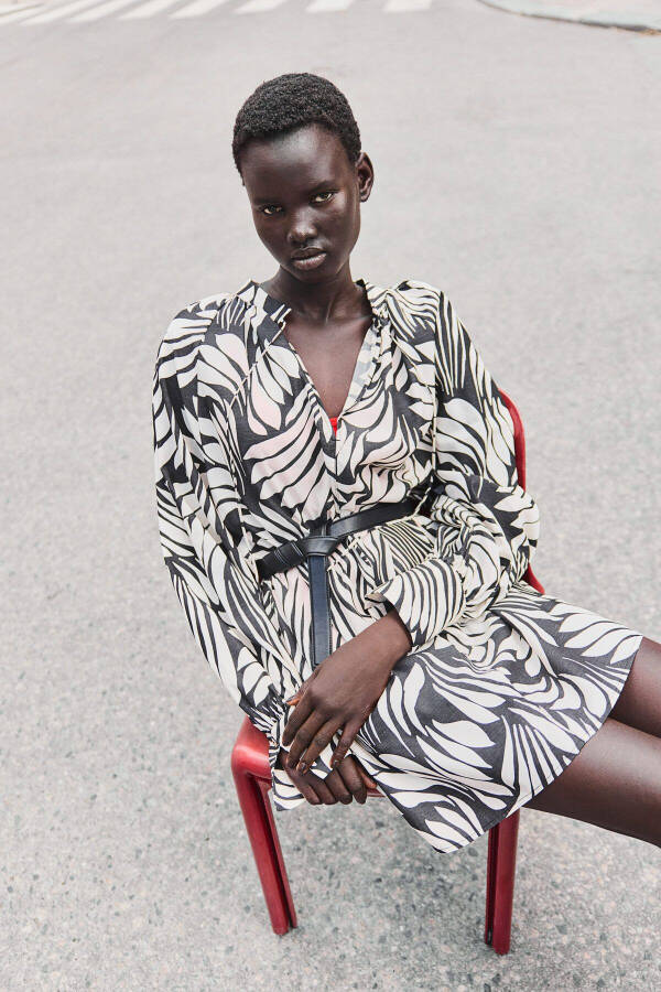 Платье свободного кроя с кружевными деталями - 2