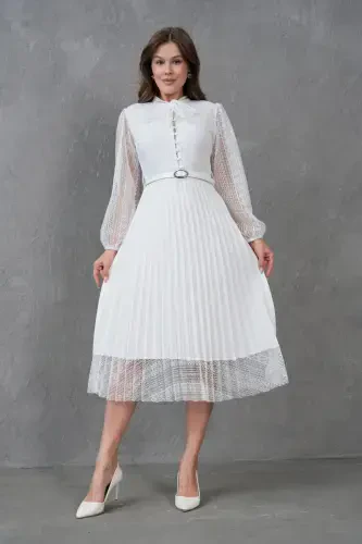Платье вечернее кружевное белое с длинными рукавами, плиссированной деталью и поясом, модель 57834-БЕЛЫЙ - 1