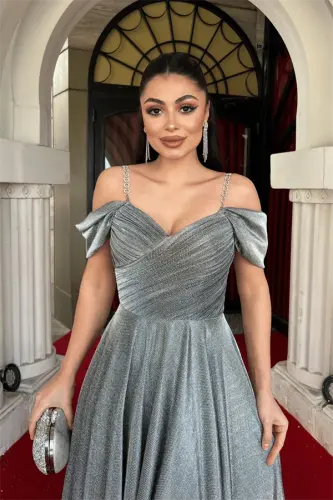 Платье вечернее на бретельках с оборками из ткани креп с люрексом - СЕРЕБРО - 3