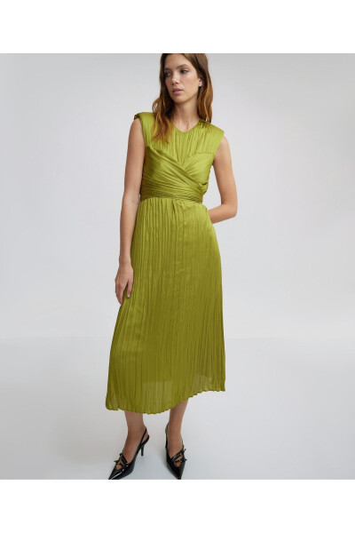 Pleated dress with a tie at the waist - 7